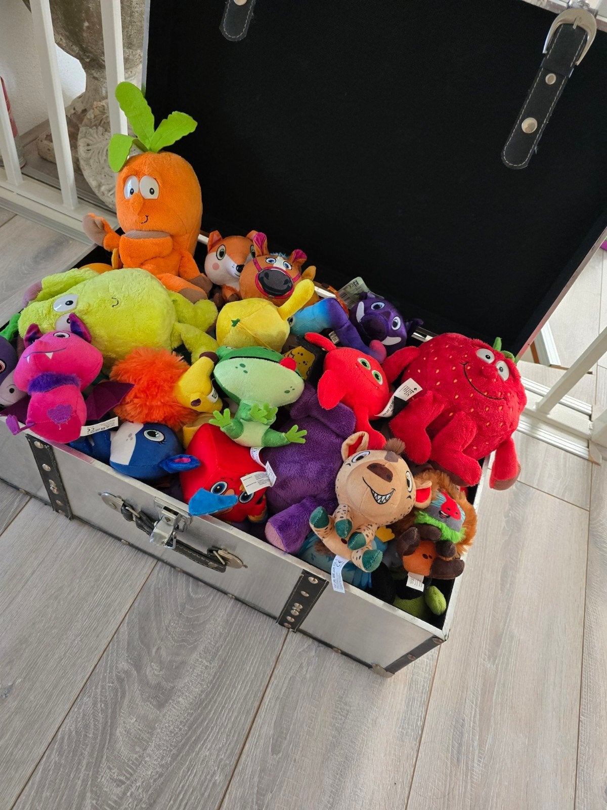 Zilveren koffer - opbergdoos vol met knuffels, Ophalen, Zo goed als nieuw, Overige typen