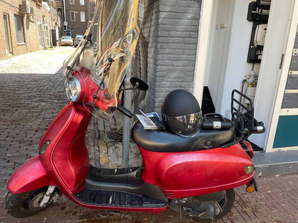 Gebruikte Scooter Rood inclusief helm, sloten en handleiding, Ophalen, Gebruikt, Maximaal 45 km/u, Turbho