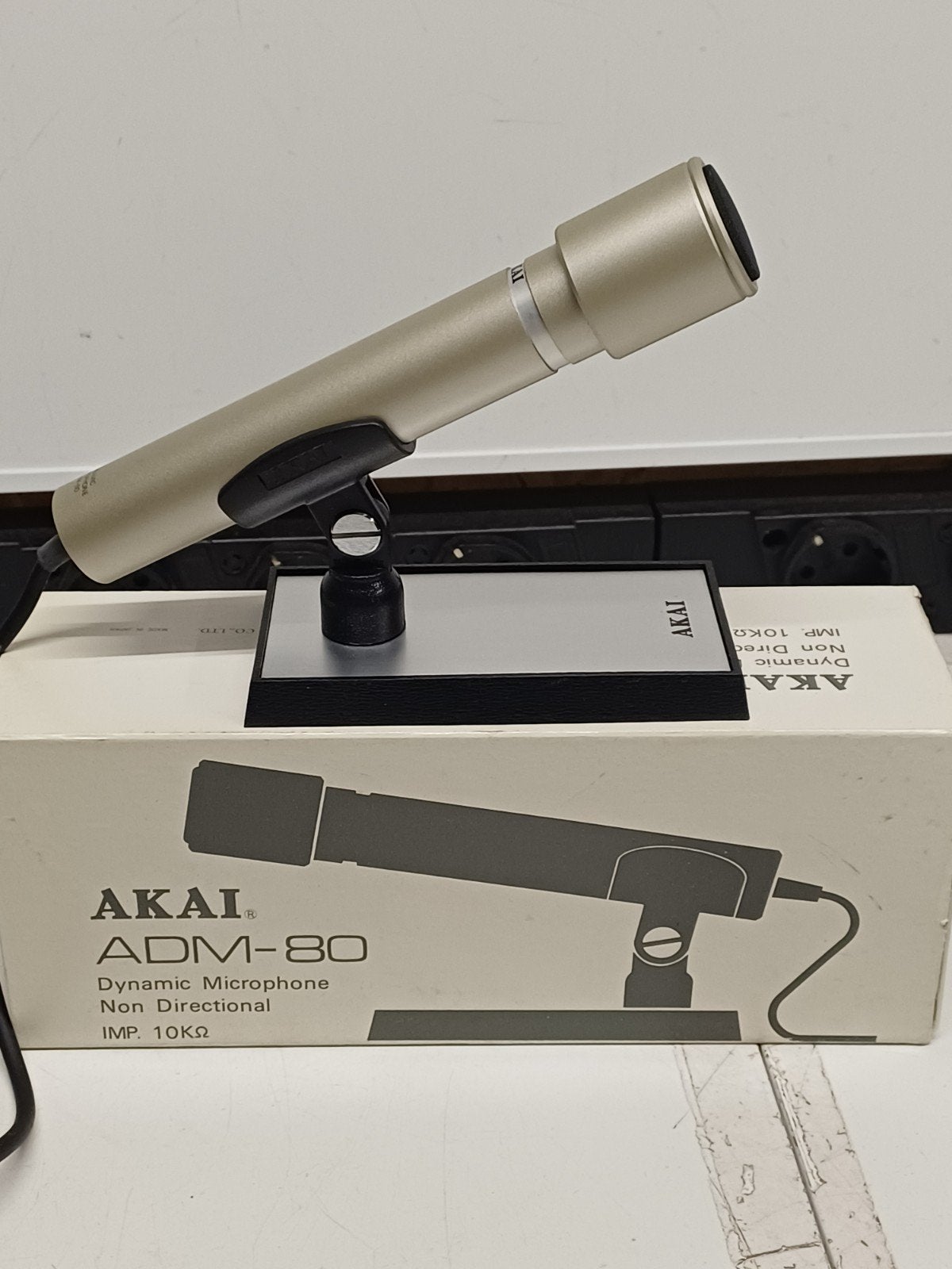 Akai ADM-80 Dynamische Microfoon met Doos en Standaard