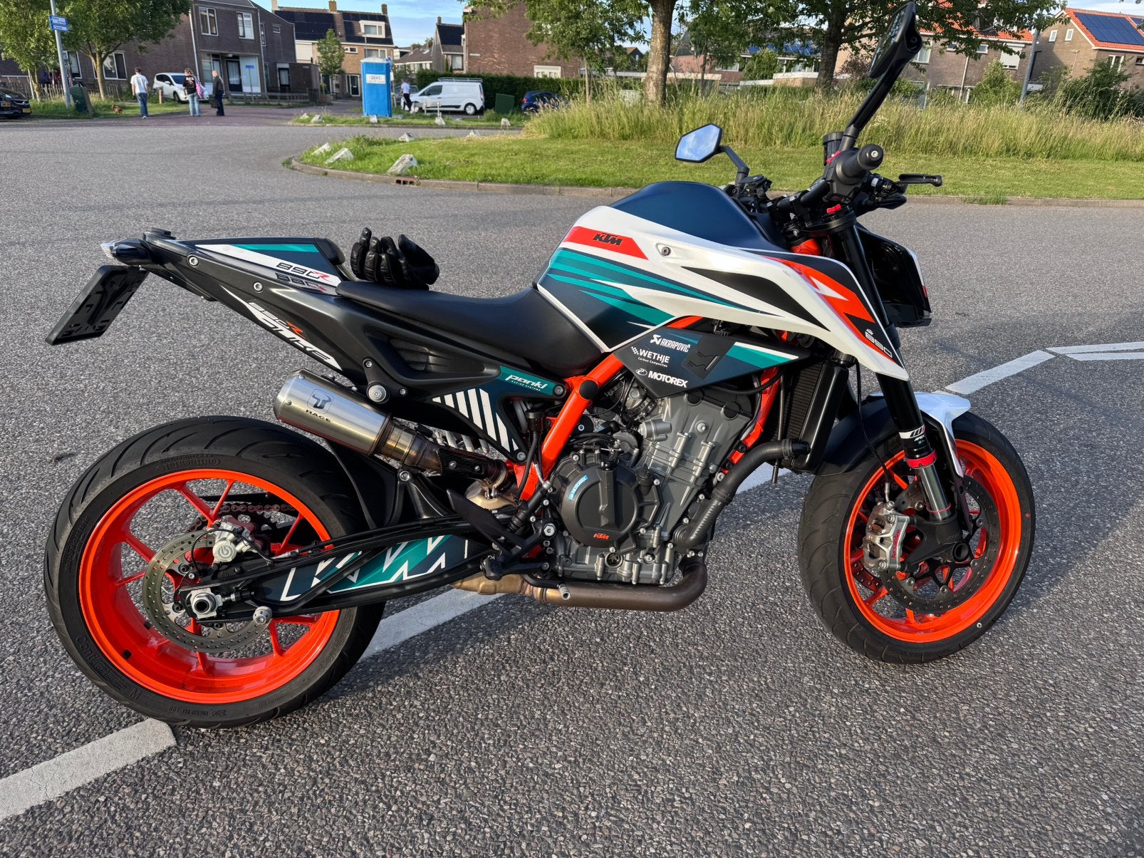 KTM Duke 890r, Particulier, Naked bike