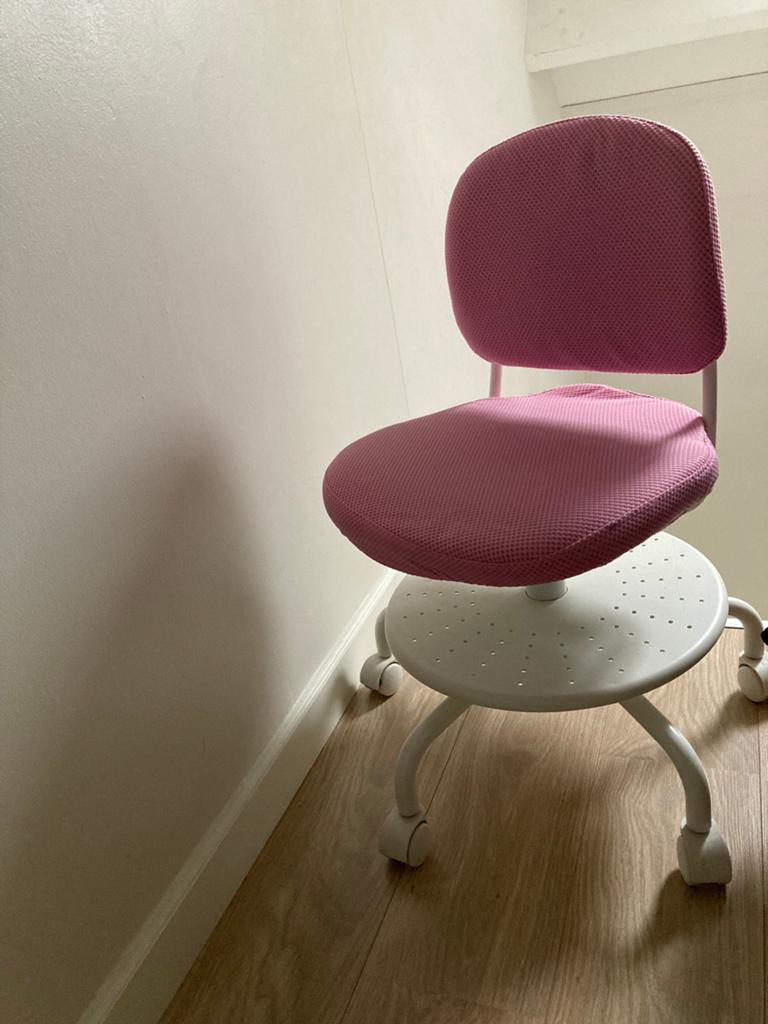 Ikea bureaustoel, Huis en Inrichting, Bureaustoelen, Ophalen, Zo goed als nieuw, Roze, Bureaustoel