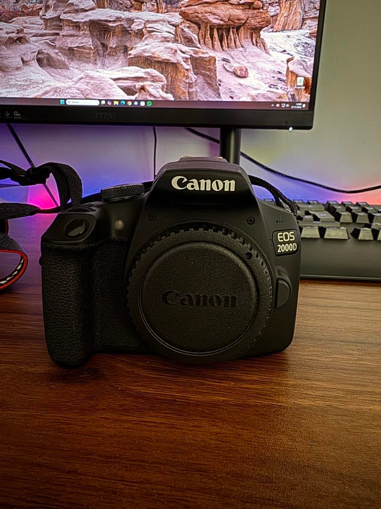 Canon EOS 2000D met 2 lenzen, tas en statief., Ophalen of Verzenden, Zo goed als nieuw, Canon, 8 keer of meer