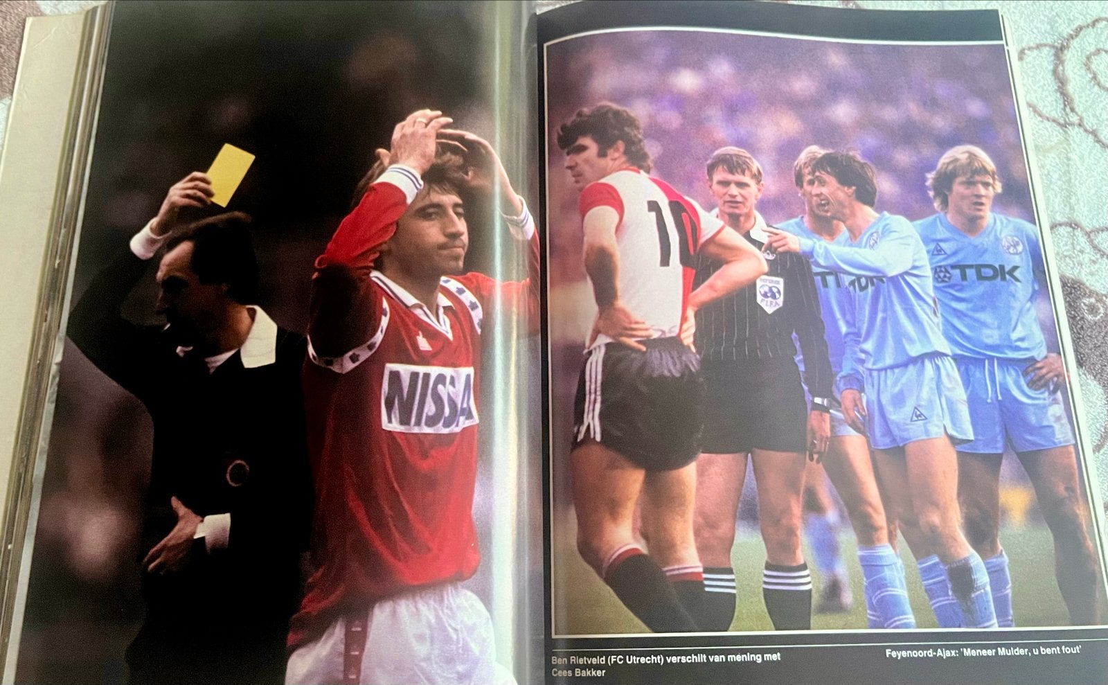 Het Groot Voetbalboek 1983 - Voetbal International, Ophalen of Verzenden, Gelezen, Balsport