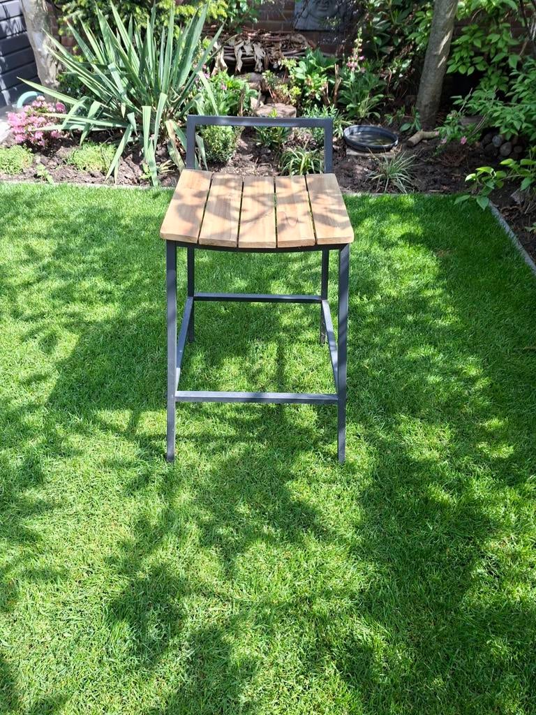 Hoge kruk met houten zitting en metalen frame, Ophalen of Verzenden, Zo goed als nieuw, Hout