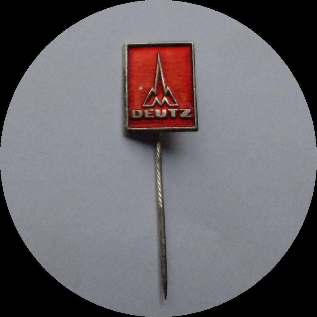DEUTZ speldje, rood, Ophalen of Verzenden, Zo goed als nieuw, Transport, Speldje of Pin