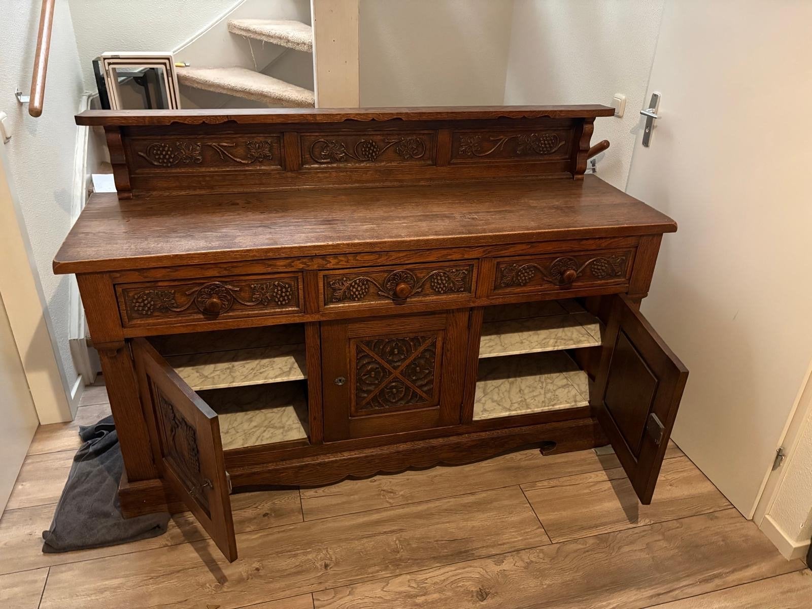 Antiek dressoir met druivenhoutsnijwerk, Ophalen of Verzenden