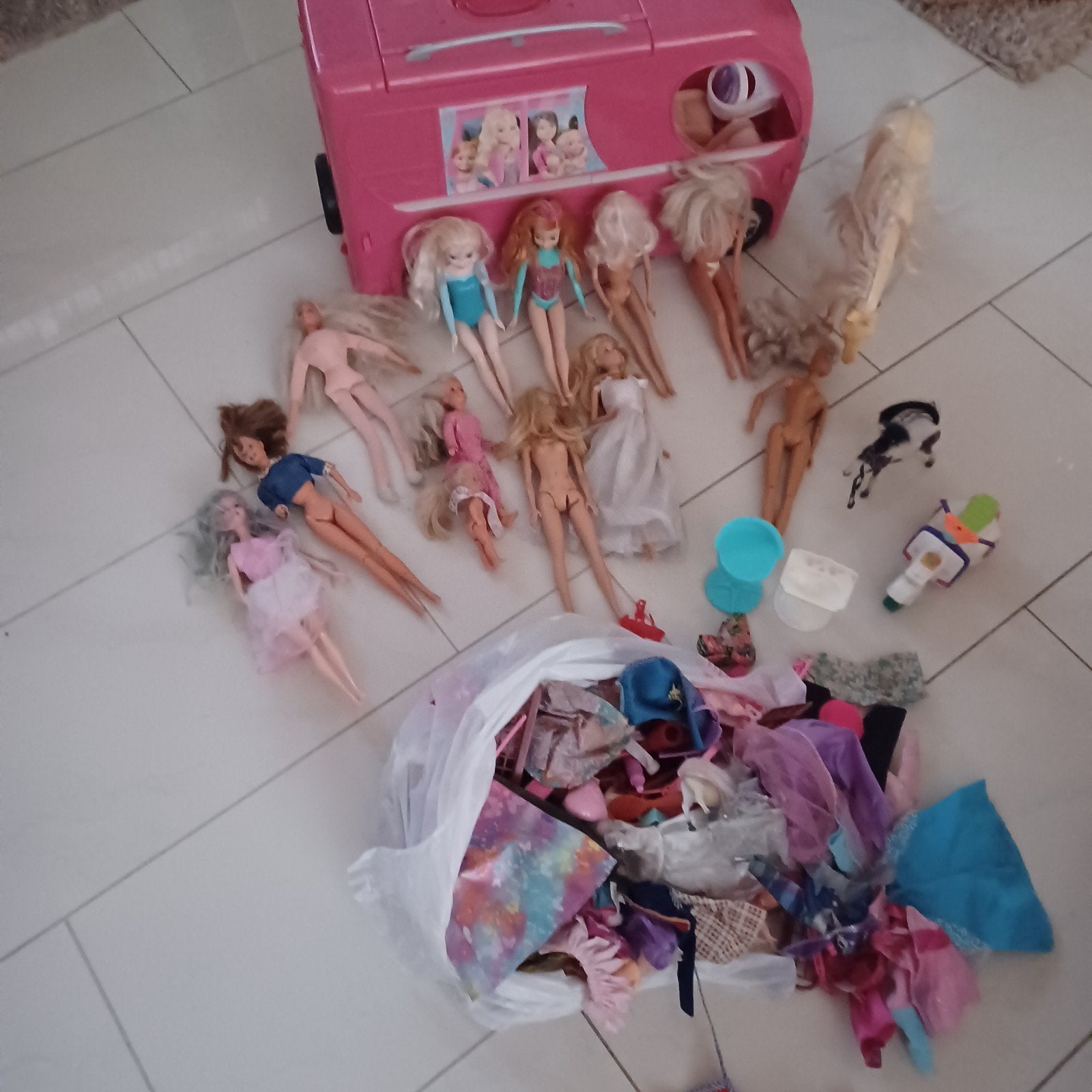 Barbie uitklapbare camper  + poppen 30€, Ophalen of Verzenden, Gebruikt, Barbie