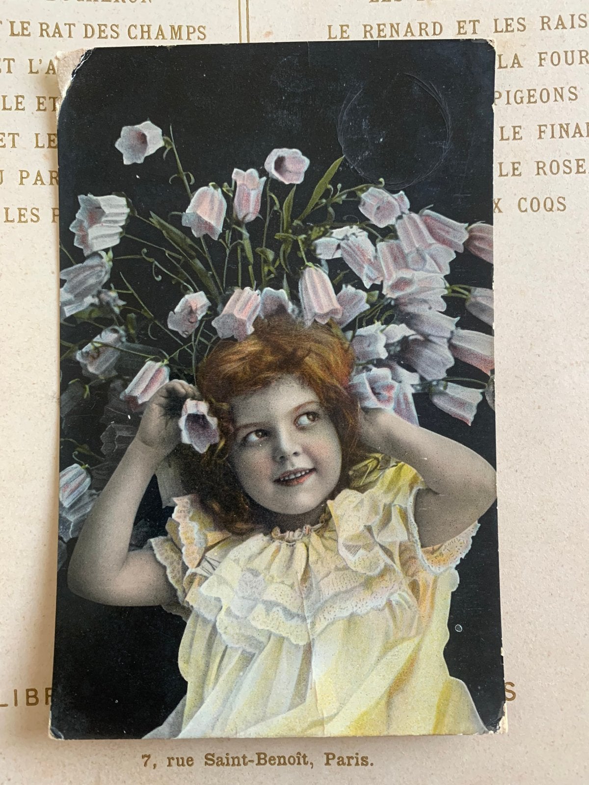 Meisje met campanula (LE), Ophalen of Verzenden, Voor 1920, Gelopen, Kinderen