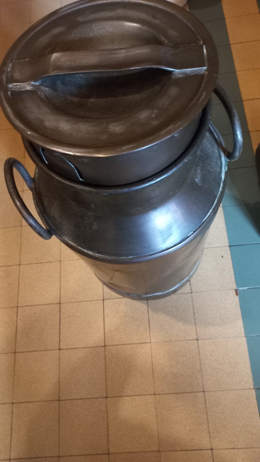 Verkoperde melkbus, Ophalen