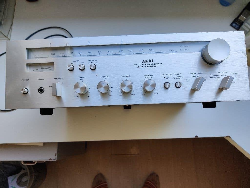 Akai AA-1020 receiver (versterker en tuner in één)