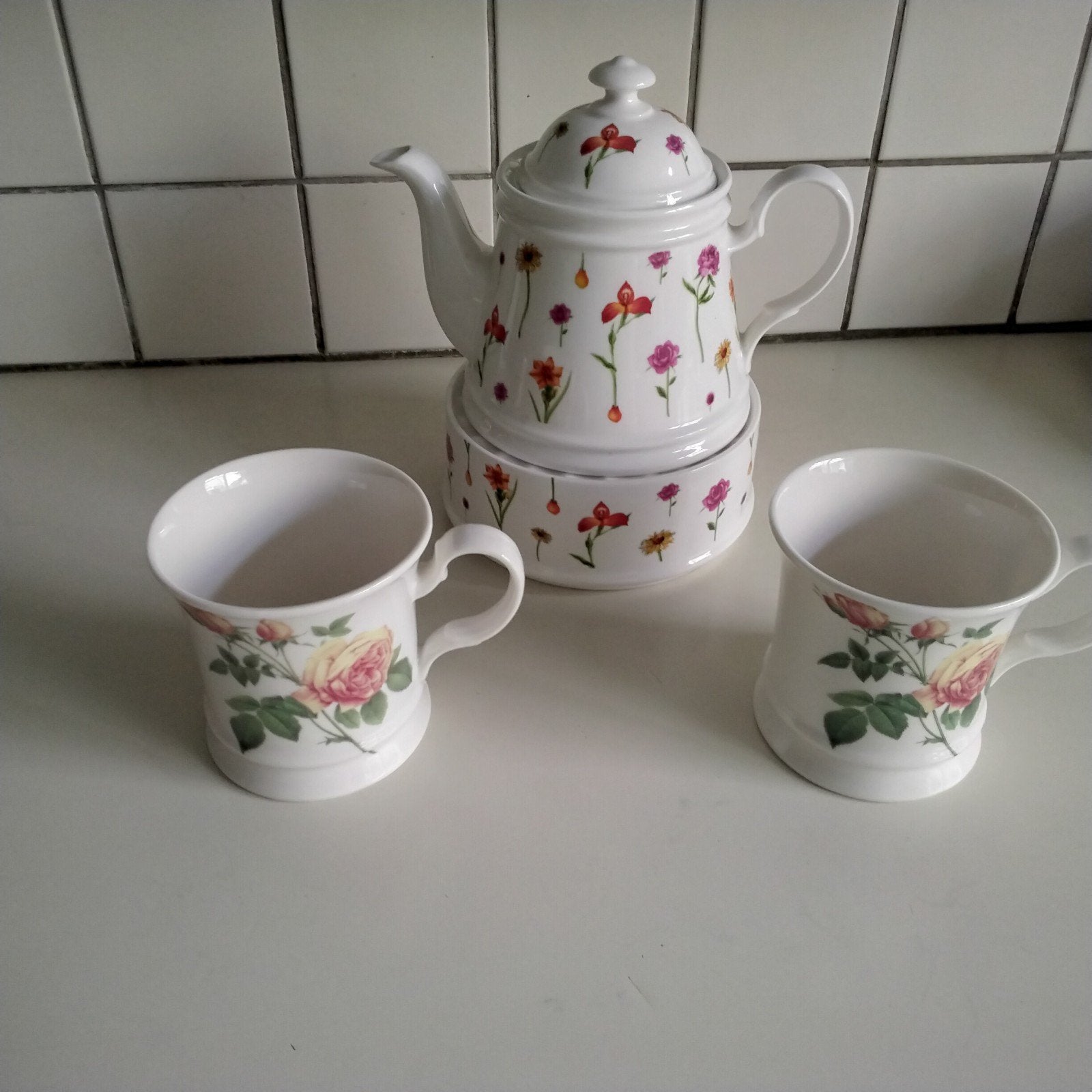 ChaCult  theepot op rechaud en  2 grote mokken, Ophalen of Verzenden, Overige stijlen, Overige typen