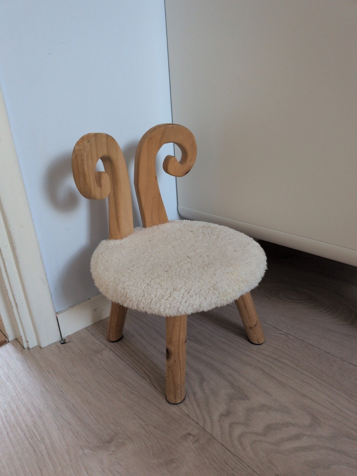 Leuke kinderstoel met schapenvacht look, Ophalen of Verzenden, Overige typen