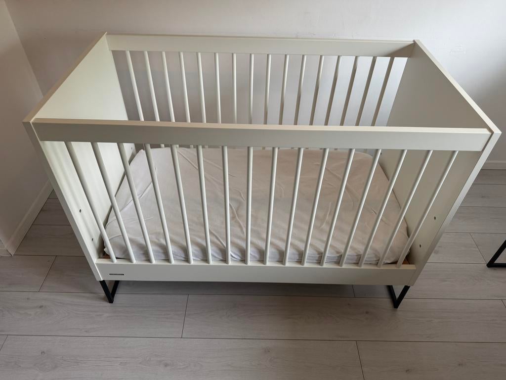 Kidsmill Intense II Babybed Mat Wit - Zwart - 60 x 120 cm, Ophalen, Zo goed als nieuw, Ledikant