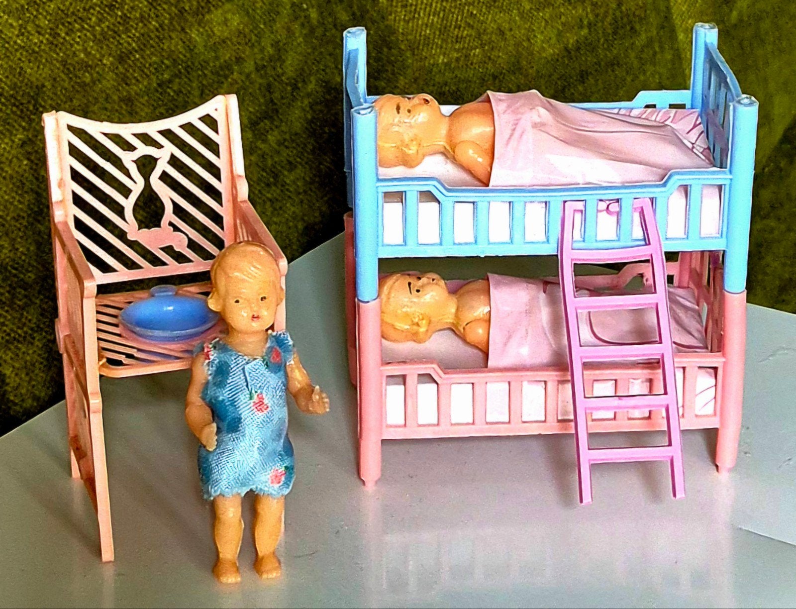 Vintage poppenhuis stapelbed +kinderstoel roze blauw plastic, Ophalen of Verzenden, Gebruikt, Gebruiksvoorwerp