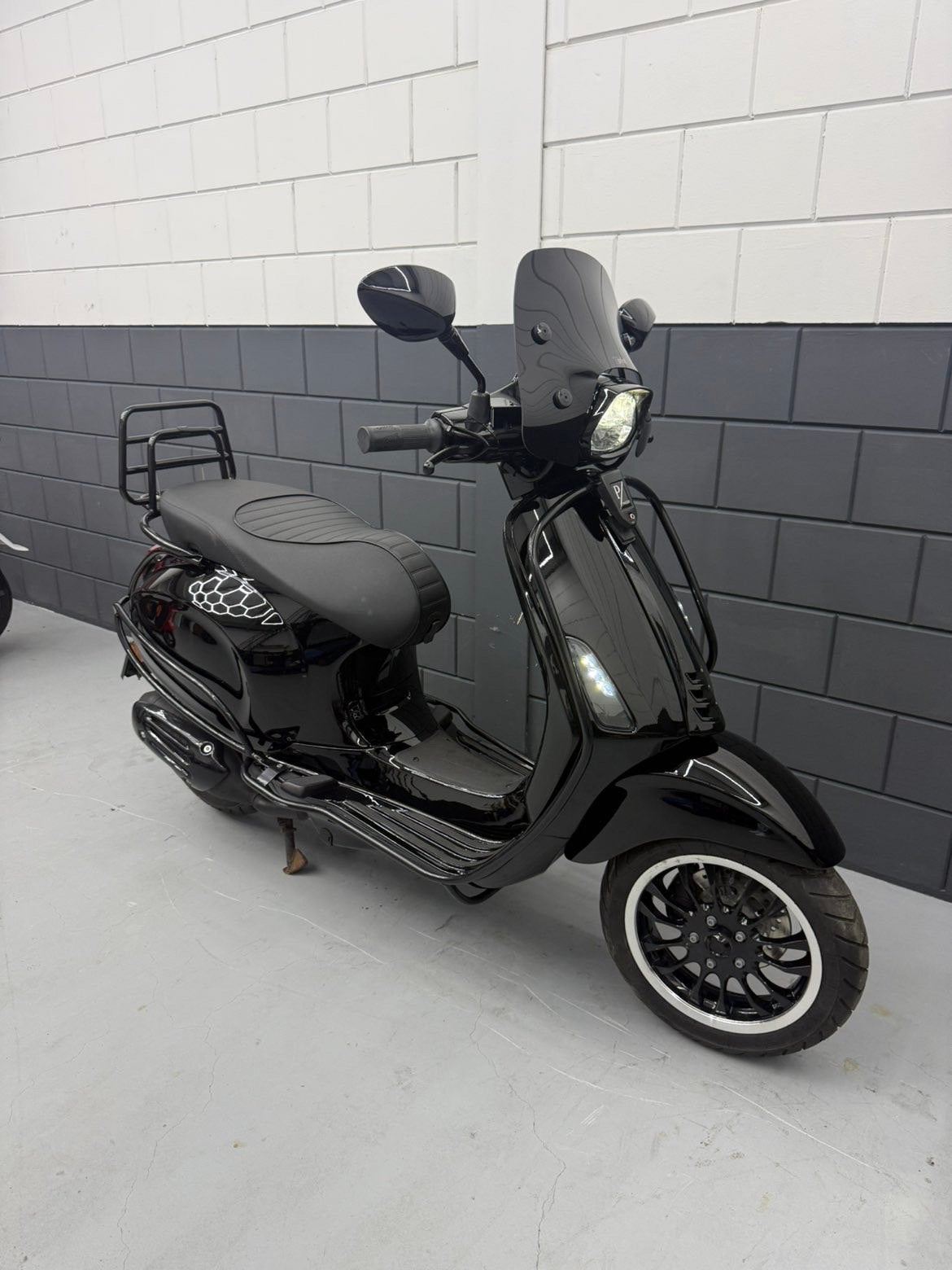 Vespa sprint glans zwart brom 2021 euro5, Fietsen en Brommers, Overige modellen, Maximaal 45 km/u, Nieuw, Ophalen of Verzenden