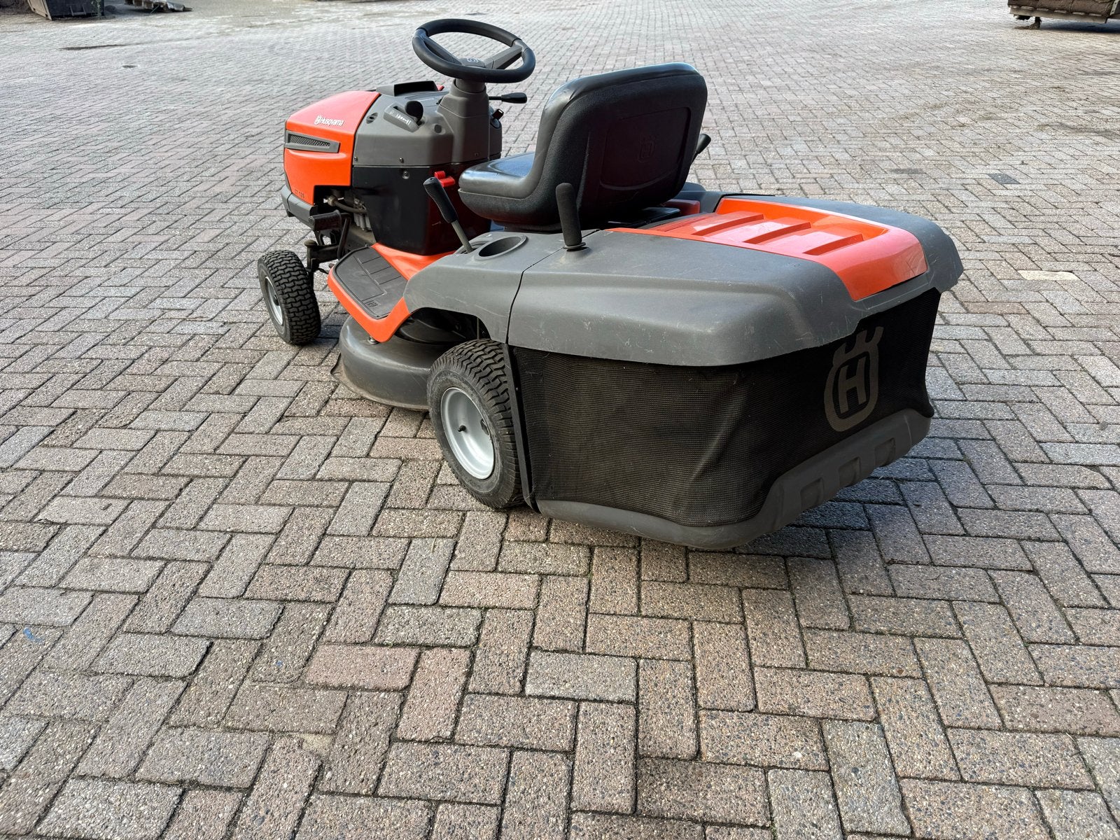 Husqvarna CT 126 Zitmaaier met Opvangbak, Tuin en Terras, Zitmaaiers, Ophalen, Gebruikt, Versnellingen, 90 tot 120 cm