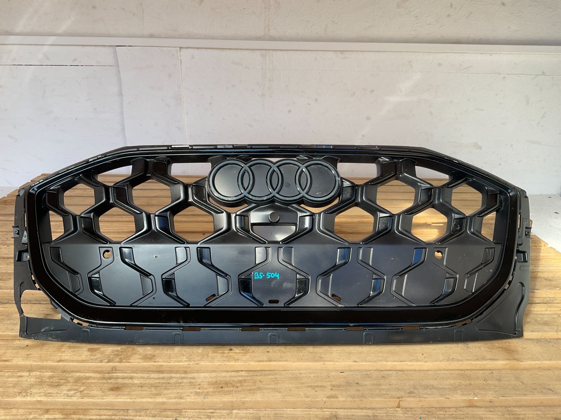 Bumper Grill Audi Q5 III 8MA 2025 8MA853651B Gril B5-504, Gebruikt, AUDI AG, Auto-Union-Strasse 1
85045  Ingolstadt, DE, Kundenbetreuung@audi.de