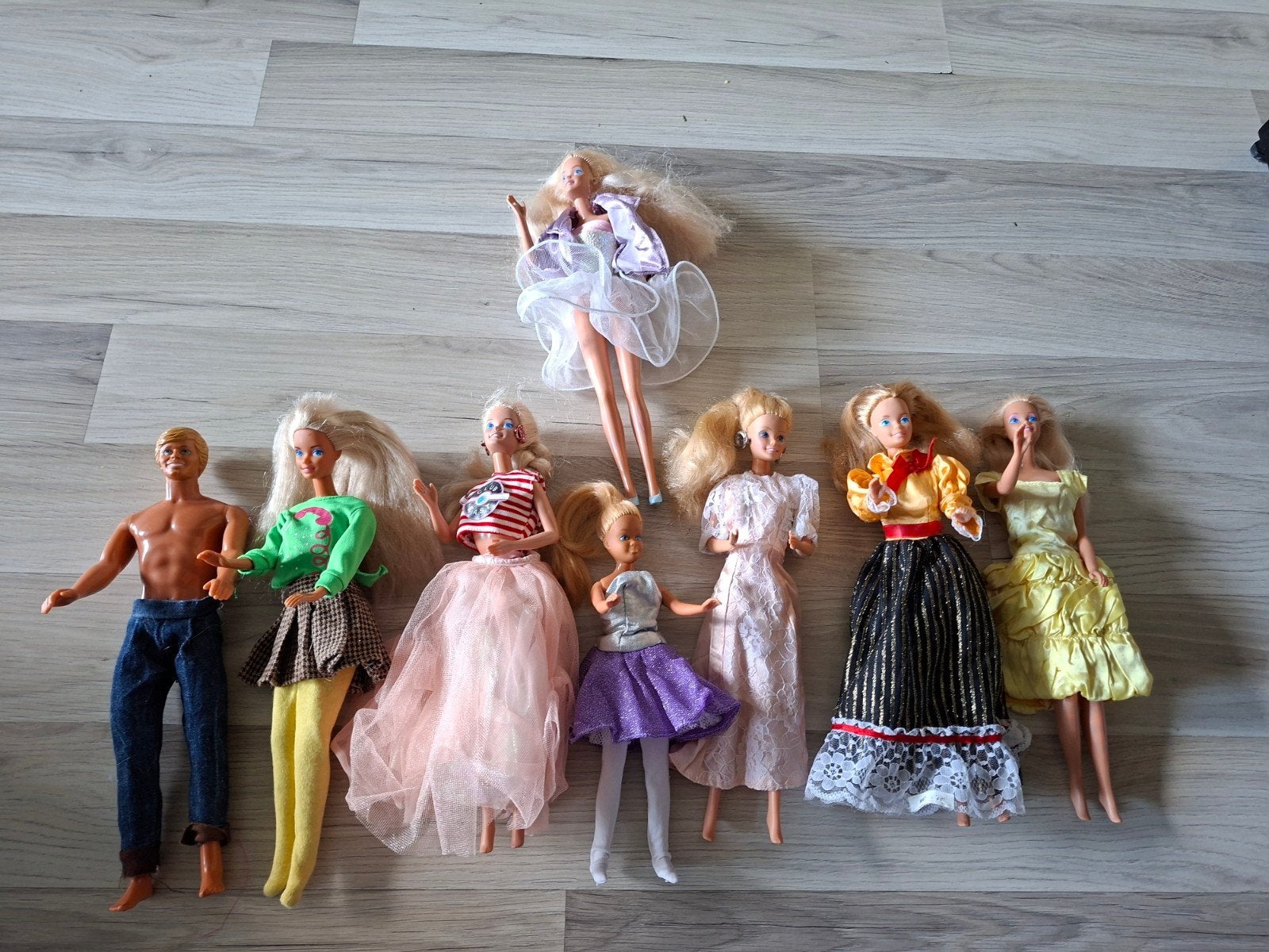 Diverse Barbie Ken en Skipper. en een bak kle, Verzamelen, Ophalen, Gebruikt, Kleertjes