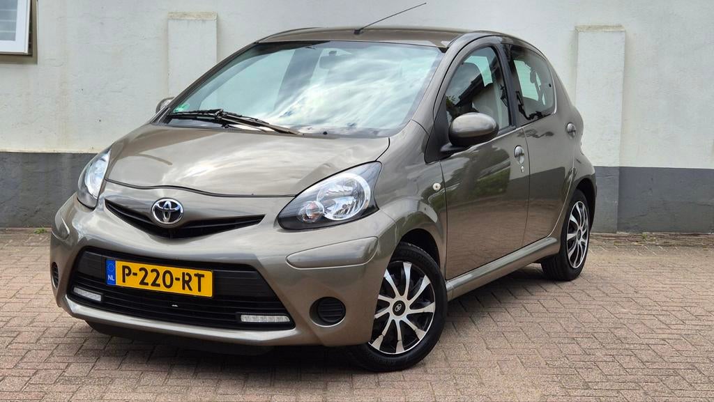 Toyota Aygo 1.0 12V Vvt-i 5DRS 2013 Bruin, Auto's, Toyota, Bedrijf, Aygo, ABS, Airbags, Airconditioning, Bluetooth, Boordcomputer