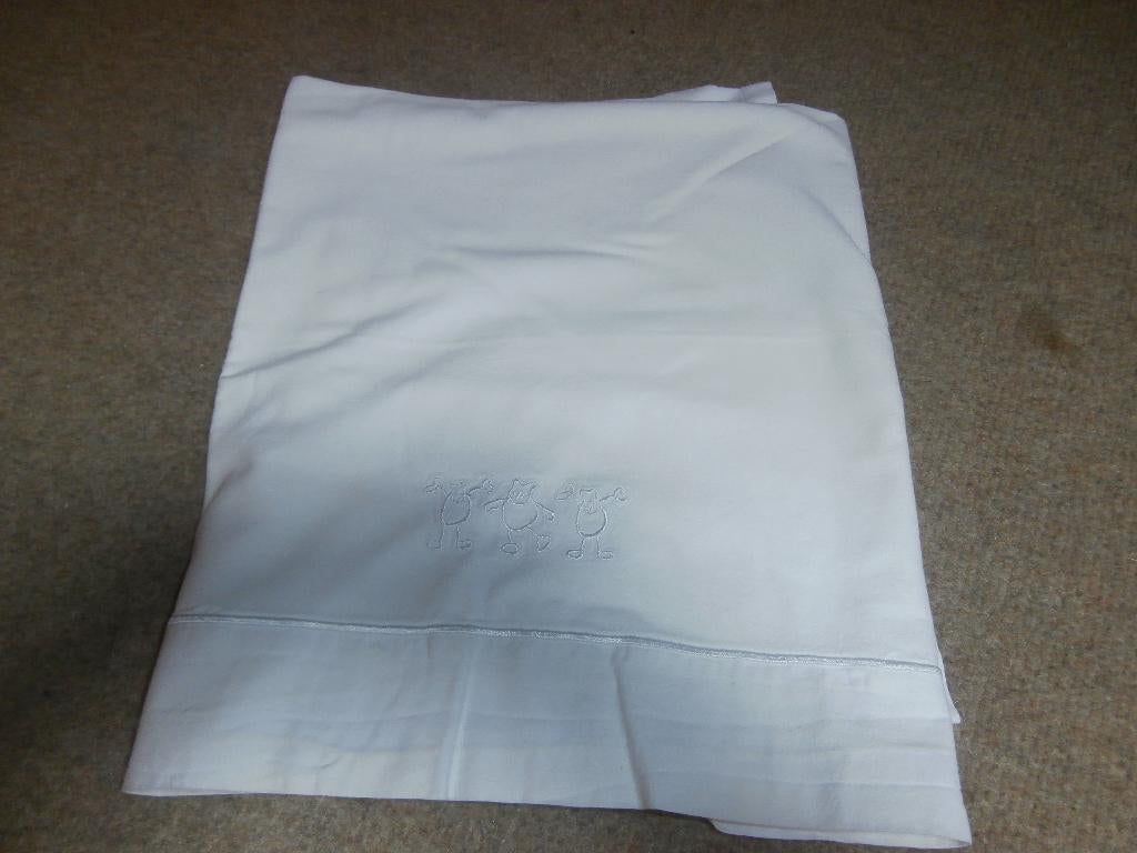 Wit laken voor wieg leuke poppetjes erop baby ledikant Hema, Kinderen en Baby's, Ophalen of Verzenden, Gebruikt, 100 cm of meer