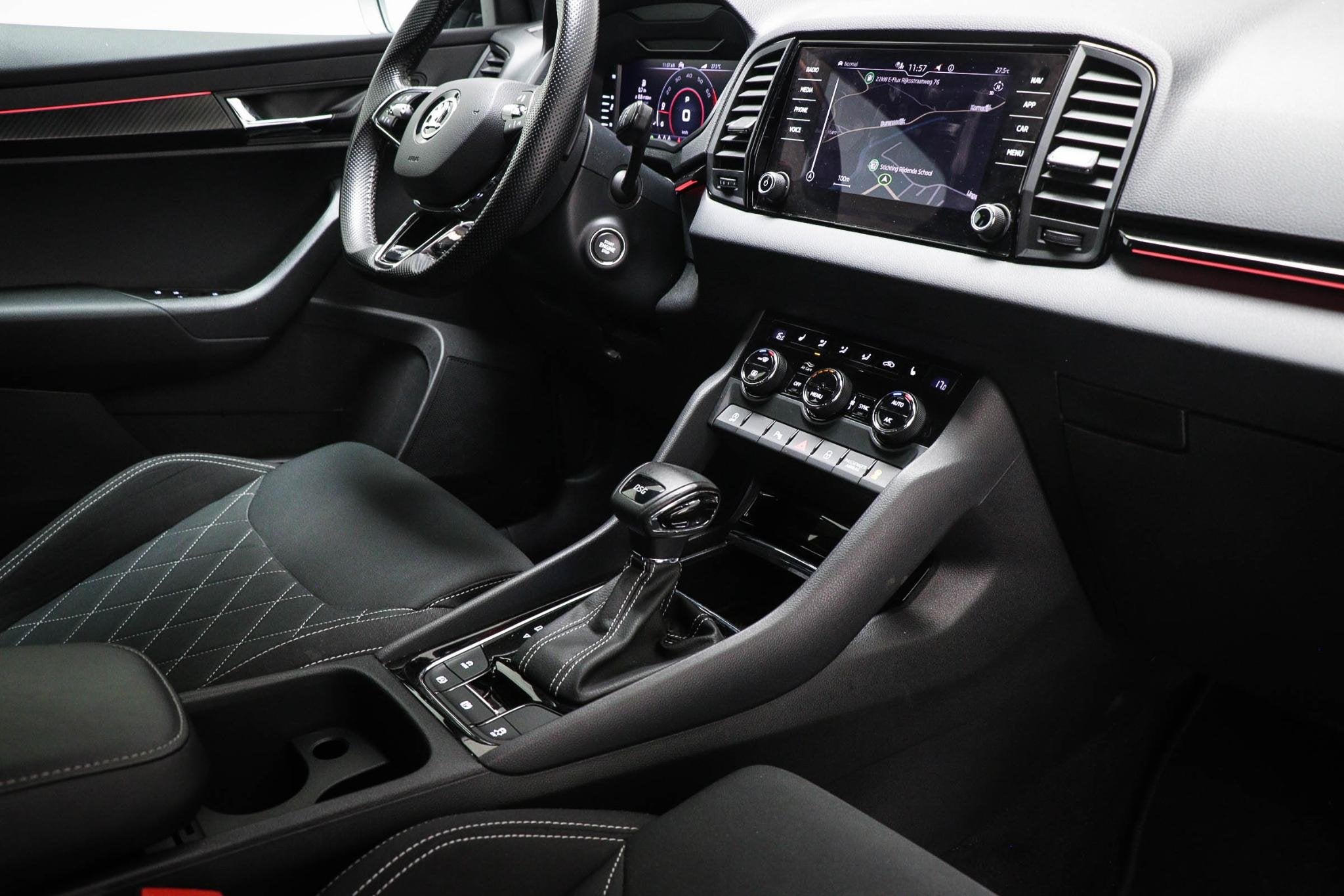 Skoda Karoq 1.5 TSI ACT Sportline Business | STOEL / STUUR-, Stof, 4 cilinders, 150 pk, Zwart
