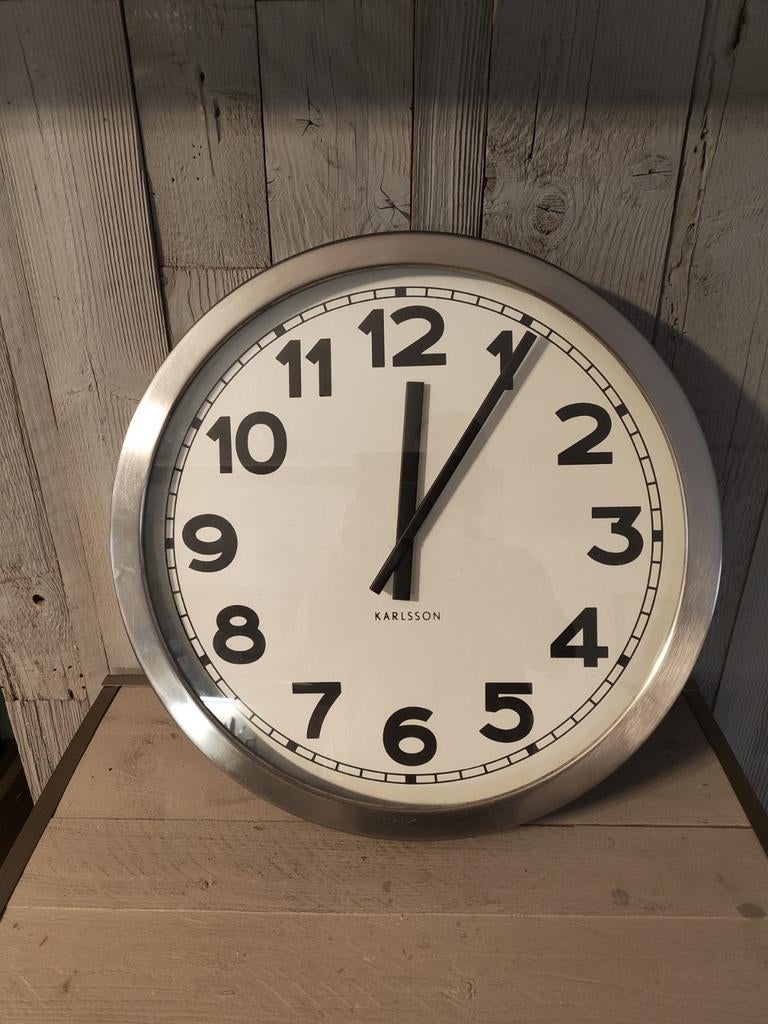 Karlsson Numbers Wandklok - Wit - 50cm, Ophalen, Gebruikt, Analoog, Wandklok