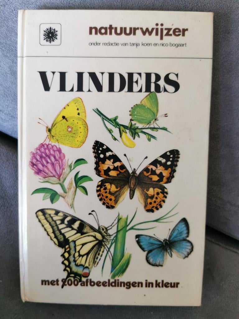 Natuurwijzer Vlinders - Met 200 afbeeldingen in kleur, Boeken, Ophalen of Verzenden, Gelezen, Natuur algemeen, Tanja Koen en Nico Bogaart (redactie)