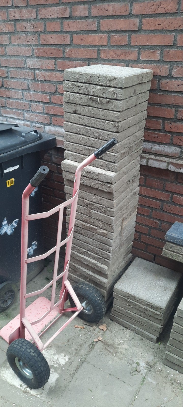 Gratis af te halen: Stoeptegels, bandjes en steekkar, Ophalen, Gebruikt, 10 m² of meer, Beton
