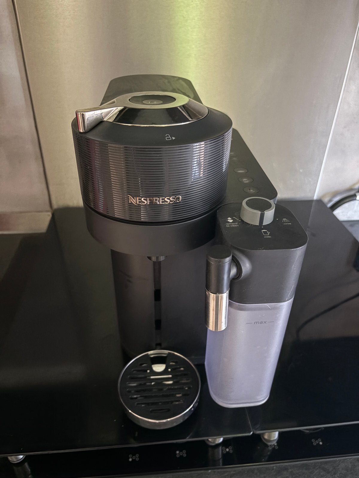 Nespresso delonghi met melk opschuimer, Ophalen, Zo goed als nieuw