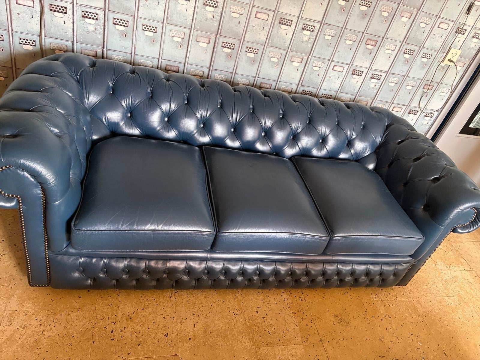Chesterfield bank en fauteuil set - Donkerblauw leer, Ophalen, Gebruikt, Driepersoons, Rechte bank