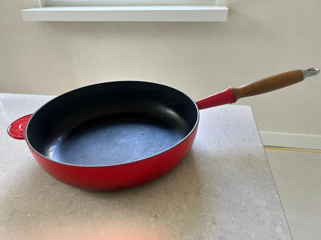 Le Creuset Koekenpan/Braadpan 28 cm - Rood Gietijzer, Ophalen, Zo goed als nieuw, Koekenpan of Braadpan, Gietijzer