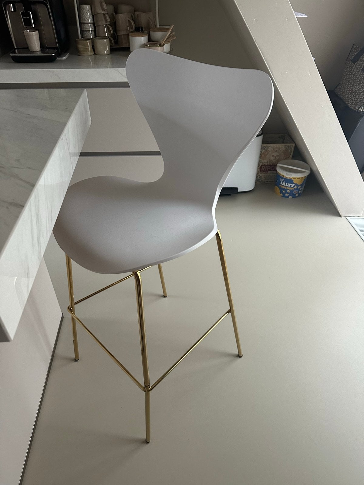 Moderne witte barkruk met gouden onderstel, Huis en Inrichting, Barkrukken, Kunststof, Met voetsteun, 60 tot 90 cm, Ophalen of Verzenden