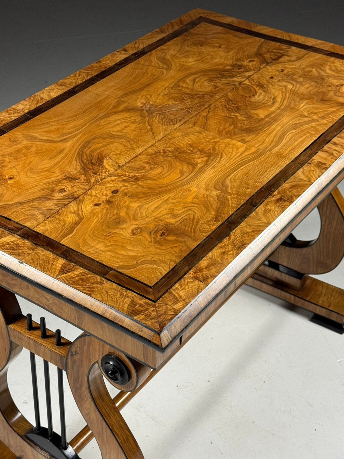 Biedermeier schrijftafel / center table, Antiek en Kunst, Antiek | Meubels | Tafels, Ophalen of Verzenden