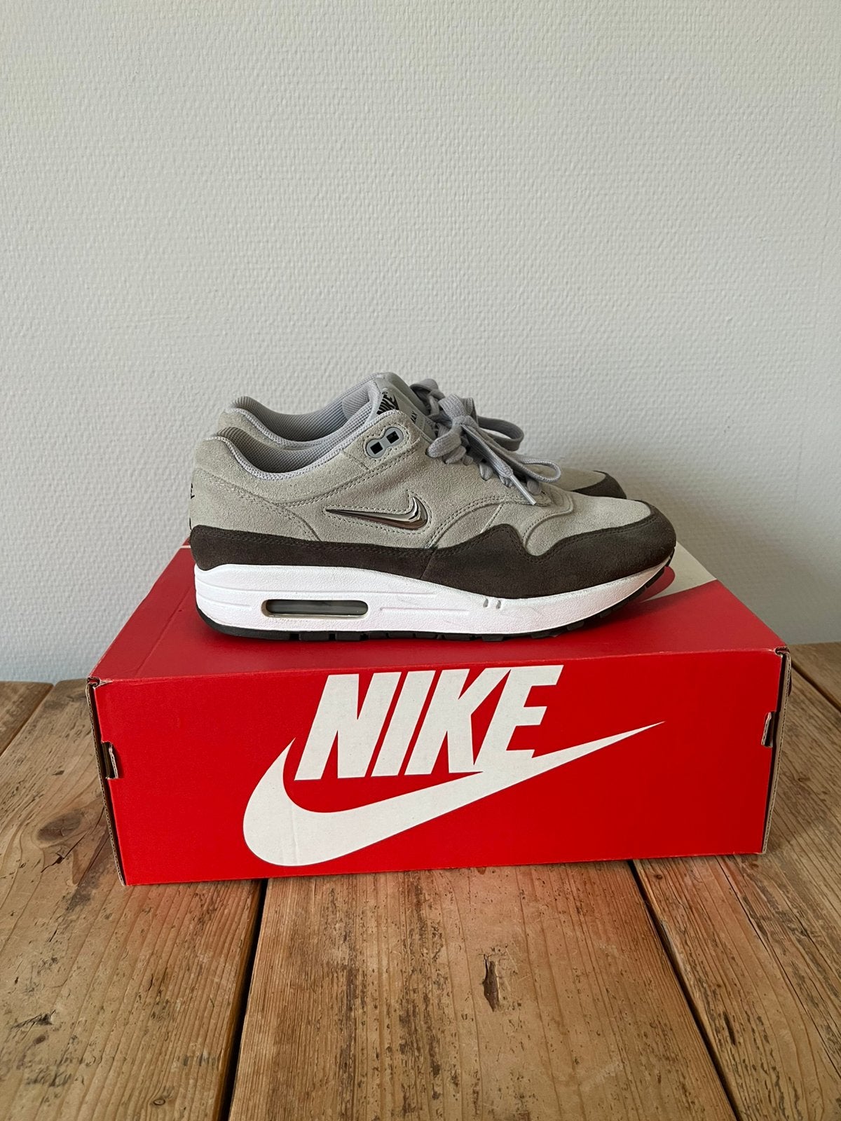 Nike Air Max 1 Premium Jewel Wolf Grey maat 40 perfect staat, Overige kleuren, Ophalen of Verzenden, Sneakers of Gympen, Zo goed als nieuw