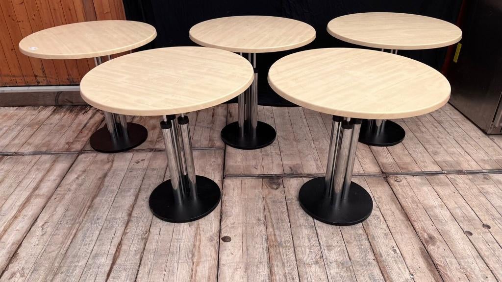 Ronde tafels met metalen voet en houtkleurig blad – 4 stuks, Huis en Inrichting, Tafels | Statafels, Ophalen, Zo goed als nieuw