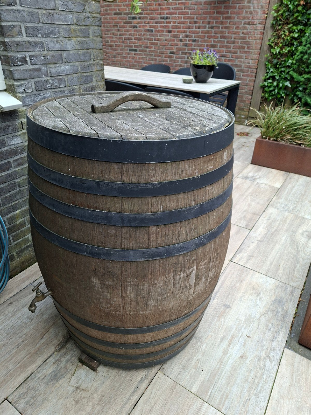 Regenton 450 liter van hout met deksel en kraantje., Tuin en Terras, Regentonnen, Ophalen, Gebruikt, Met kraantje, 150 liter of meer