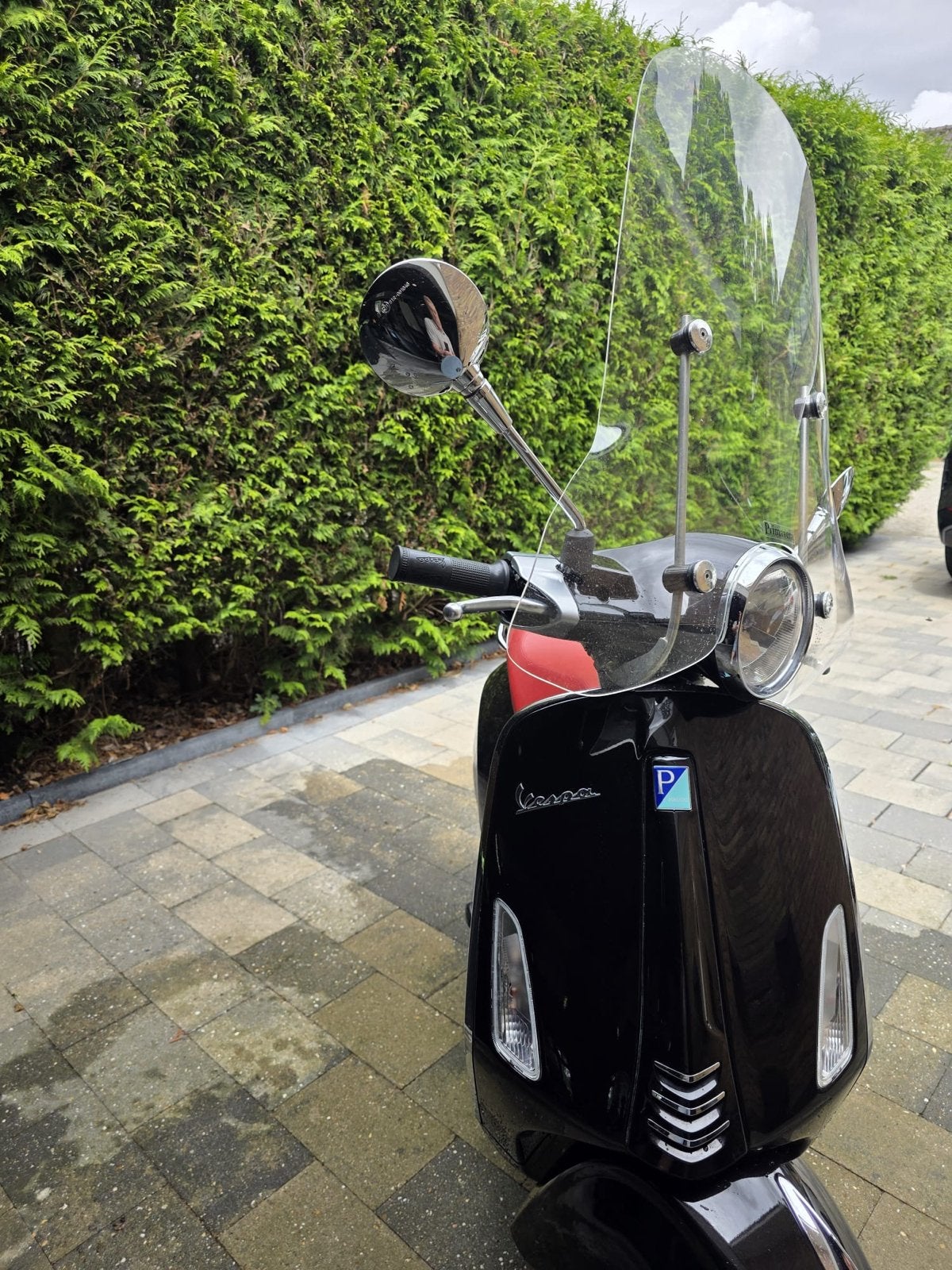 Vespa Piaggio Primavera 25km - Zwart met rood zadel, Fietsen en Brommers, Scooters | Vespa, Ophalen, Overige modellen, Zo goed als nieuw
