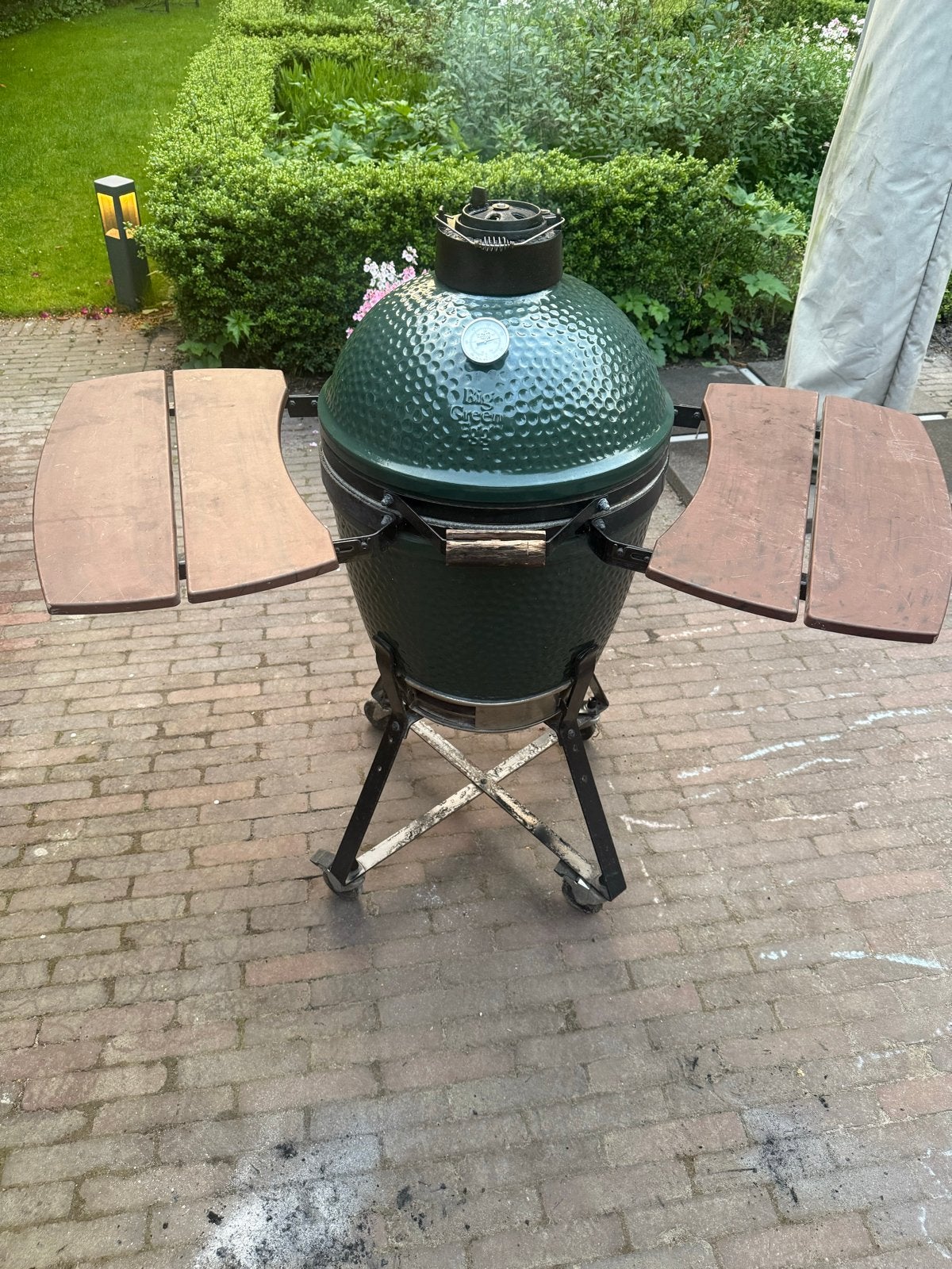 Big Green Egg Medium met onderstel en zijtafels incl hoes, Ophalen, Gebruikt
