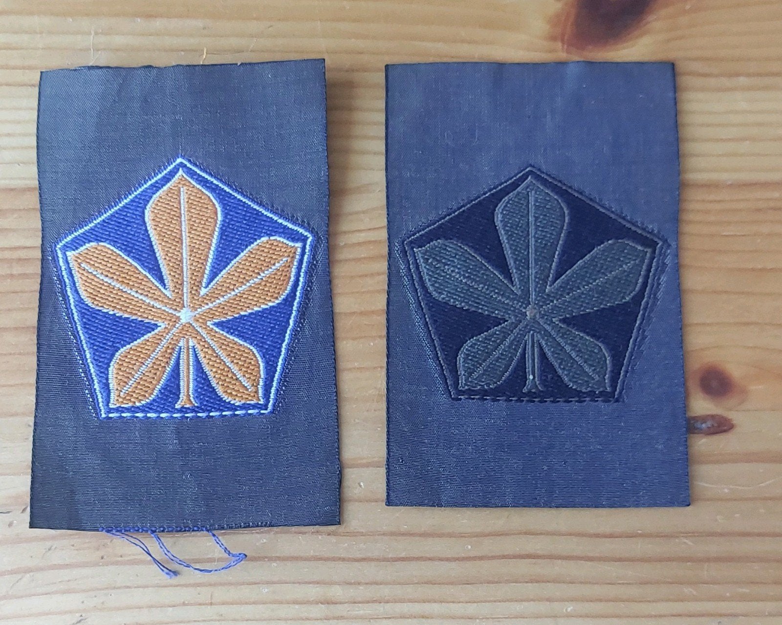 Set Mouwemblemen Vijfde Divisie, Ophalen of Verzenden, Landmacht, Nederland, Embleem of Badge