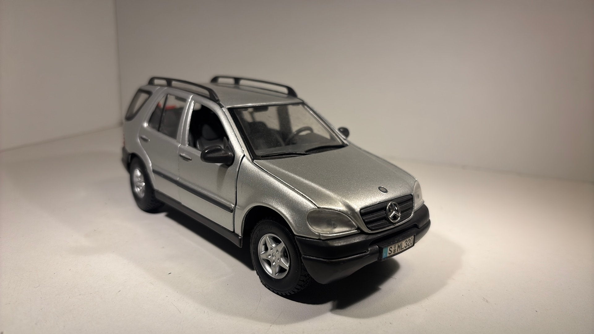 Mercedes benz ml320 maisto 1.24