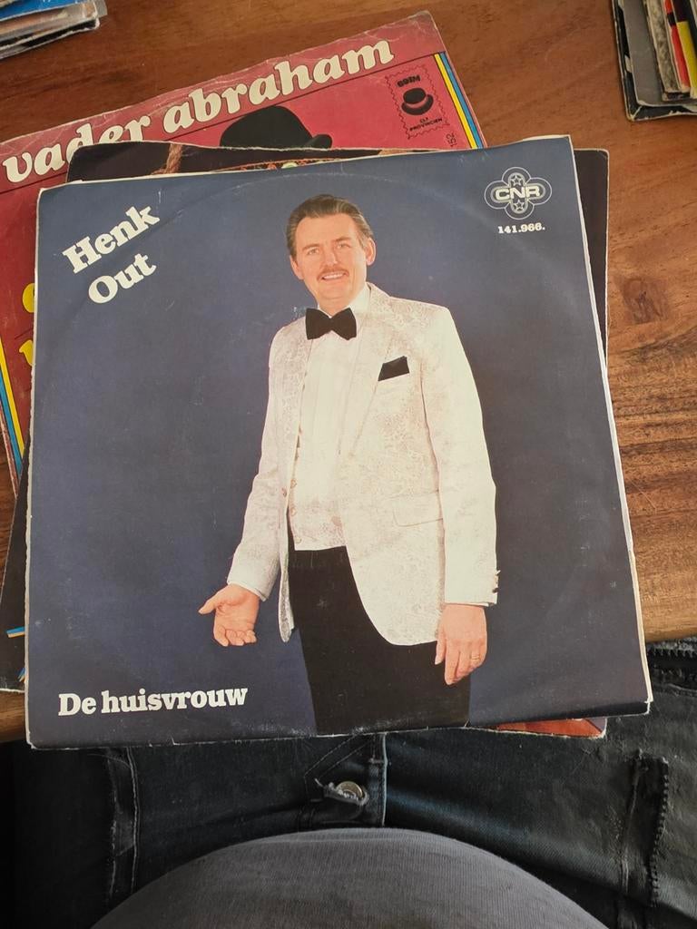 Henk Out - De Huisvrouw vinyl single, Ophalen of Verzenden, Gebruikt, Overige formaten