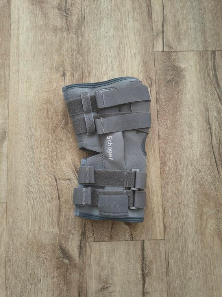 Nette grijze Schaper knie brace, maat L. Verstelbare brace., Onb, Ophalen of Verzenden, Onb, Onb