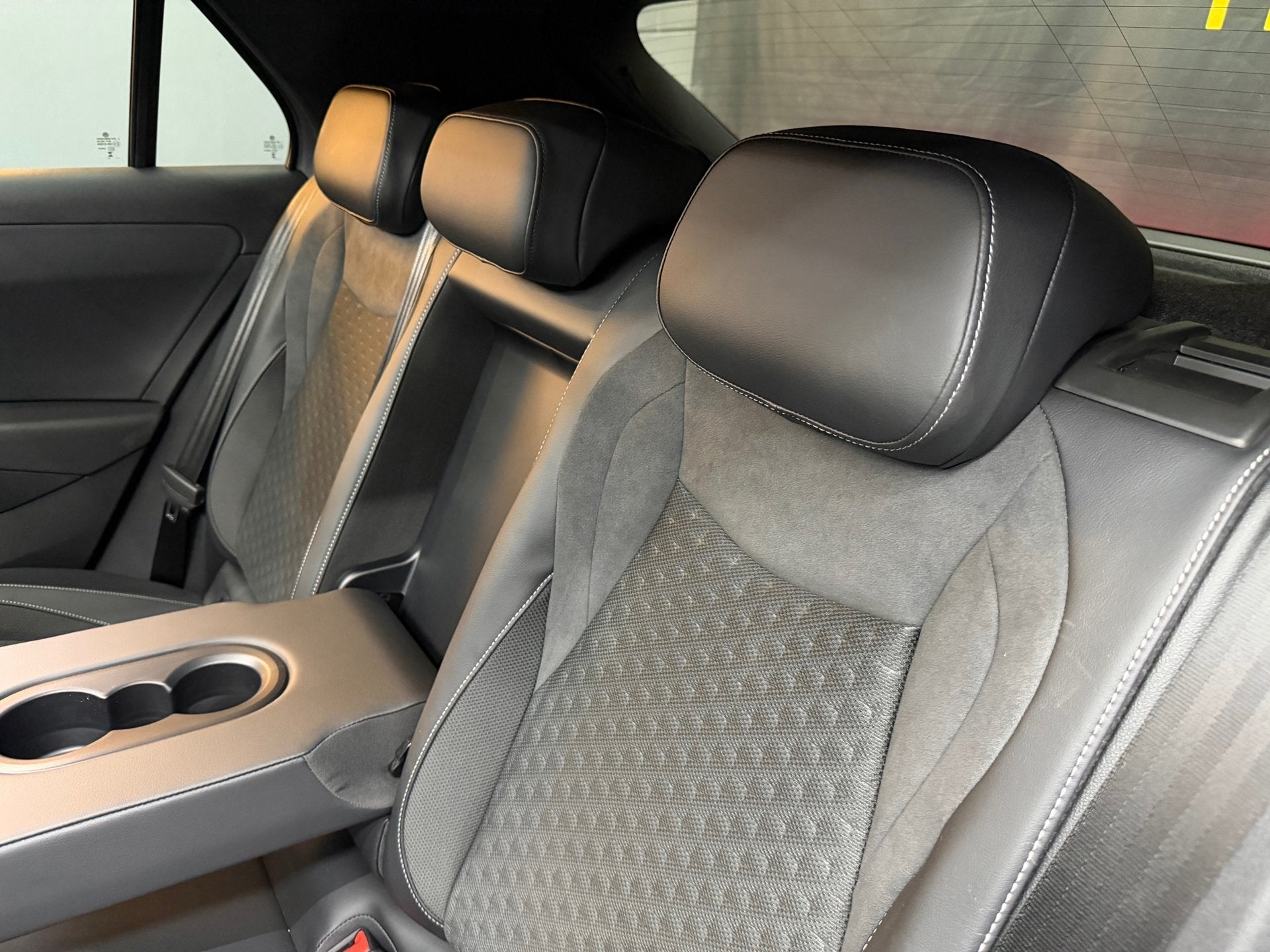 Foto 24 van Volkswagen T-ROC 1.5 eTsi R-Line First Edition Pano-IQ-KEYLE