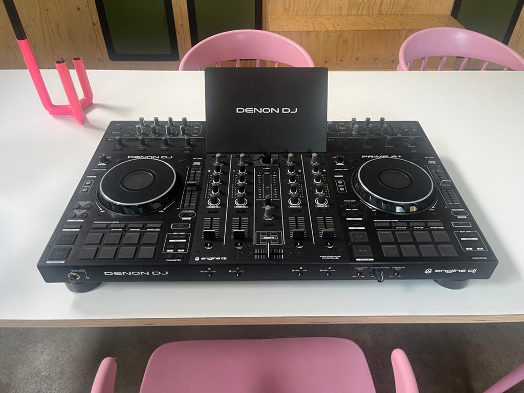 Denon Prime 4+ DJ-controller met case en tablemount, Muziek en Instrumenten, Dj-sets en Draaitafels, Ophalen, Zo goed als nieuw