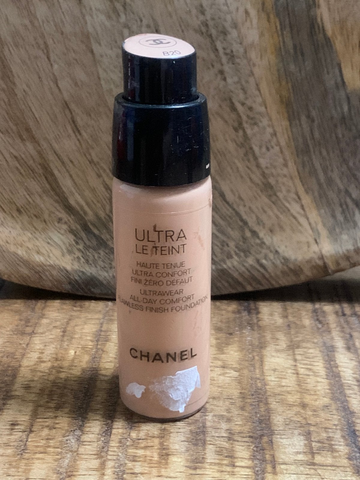 Chanel Ultra Le Teint foundation B20, Ophalen of Verzenden, Gebruikt, Beige, Gehele gezicht