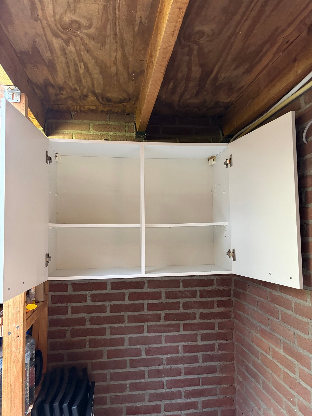 Foto 3 van Witte wandkast met twee deuren