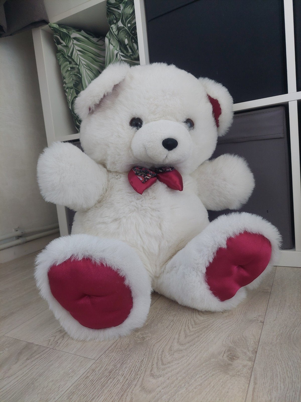 Grote vintage witte teddybeer met rode strik goede staat, Beer, Ophalen of Verzenden, Zo goed als nieuw, Middelgroot (20 tot 80 cm)