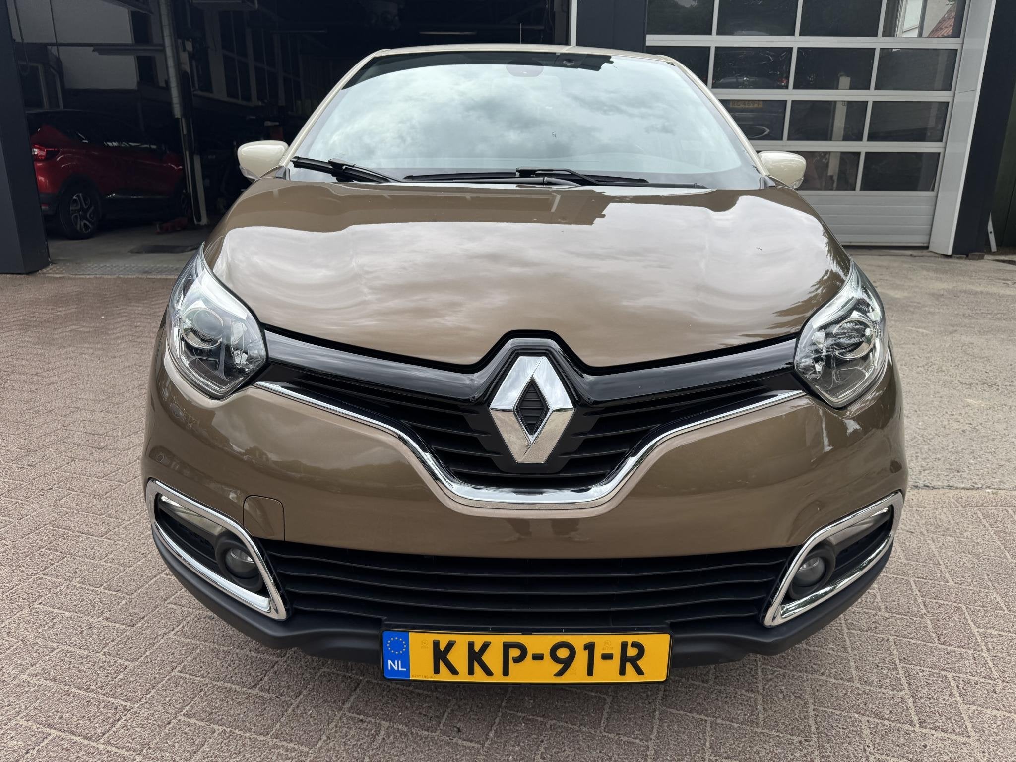 Renault Captur 1.2 TCe 120pk Barista+Pack Camera!, Auto's, Euro 6, 4 cilinders, Bruin, Leder