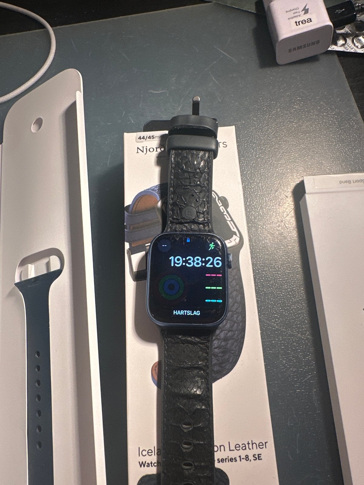 Foto 3 van Apple Watch Series 7 Blauw met alle bandjes plus 1 extra
