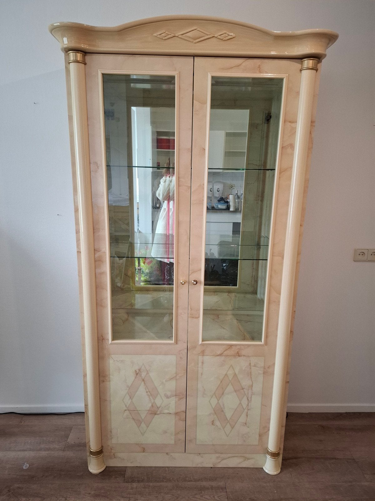 Vintage grote vitrinekast met marmerlook., Huis en Inrichting, Ophalen, Met deur(en), 100 tot 150 cm, 200 cm of meer